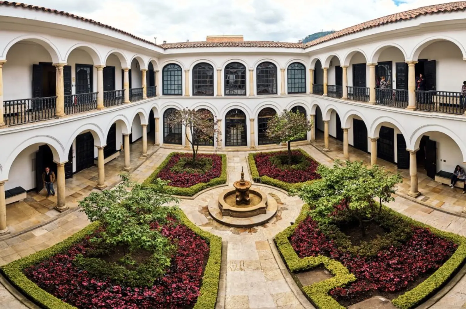 Vista aérea de museo colonial y jardines en la ciudad de Bogotpa