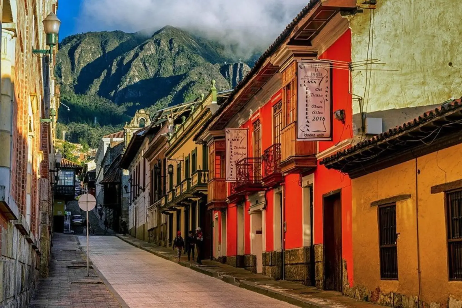 Cerro y casas coloniales en barrio de Bogotá