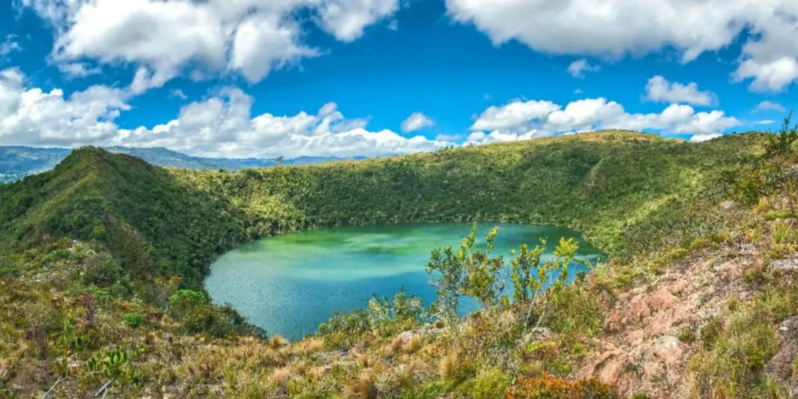 Laguna en medio de un cerro cerca de Bogotá