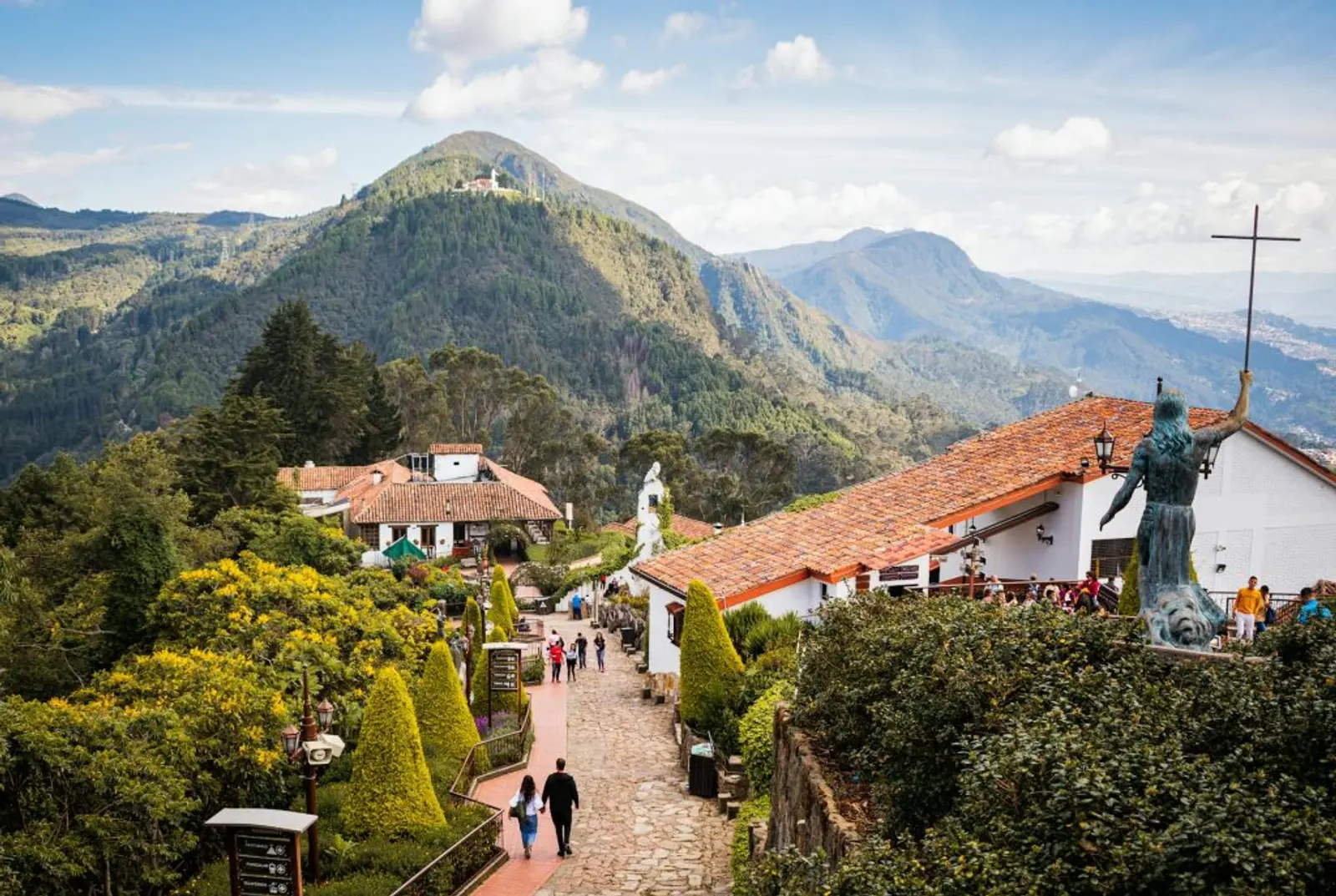 Cerro con arquitectura colonial por encima de la ciudad de Bogotá