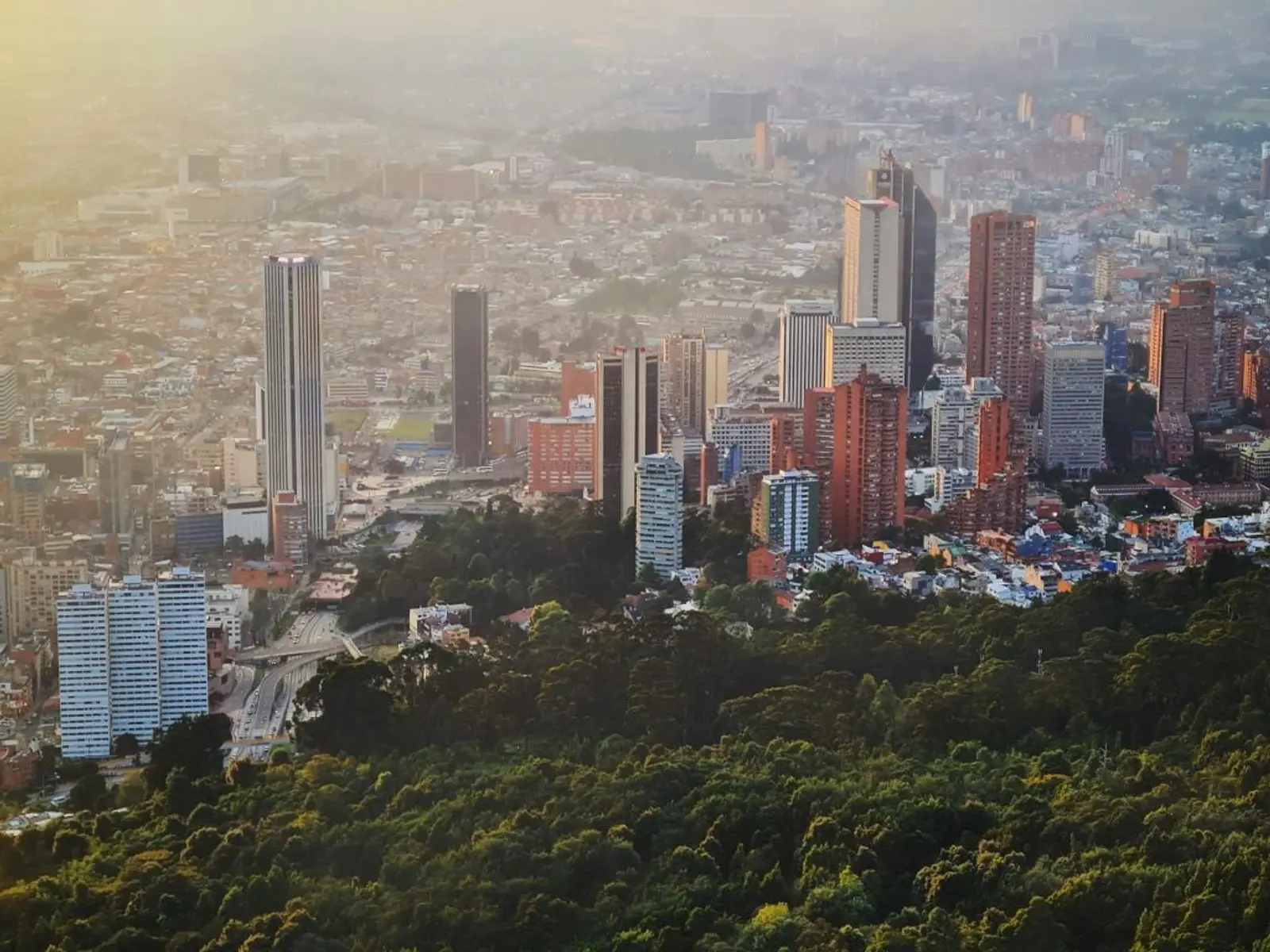 Ciudad y edificios al lado de un cerro en Bogotá