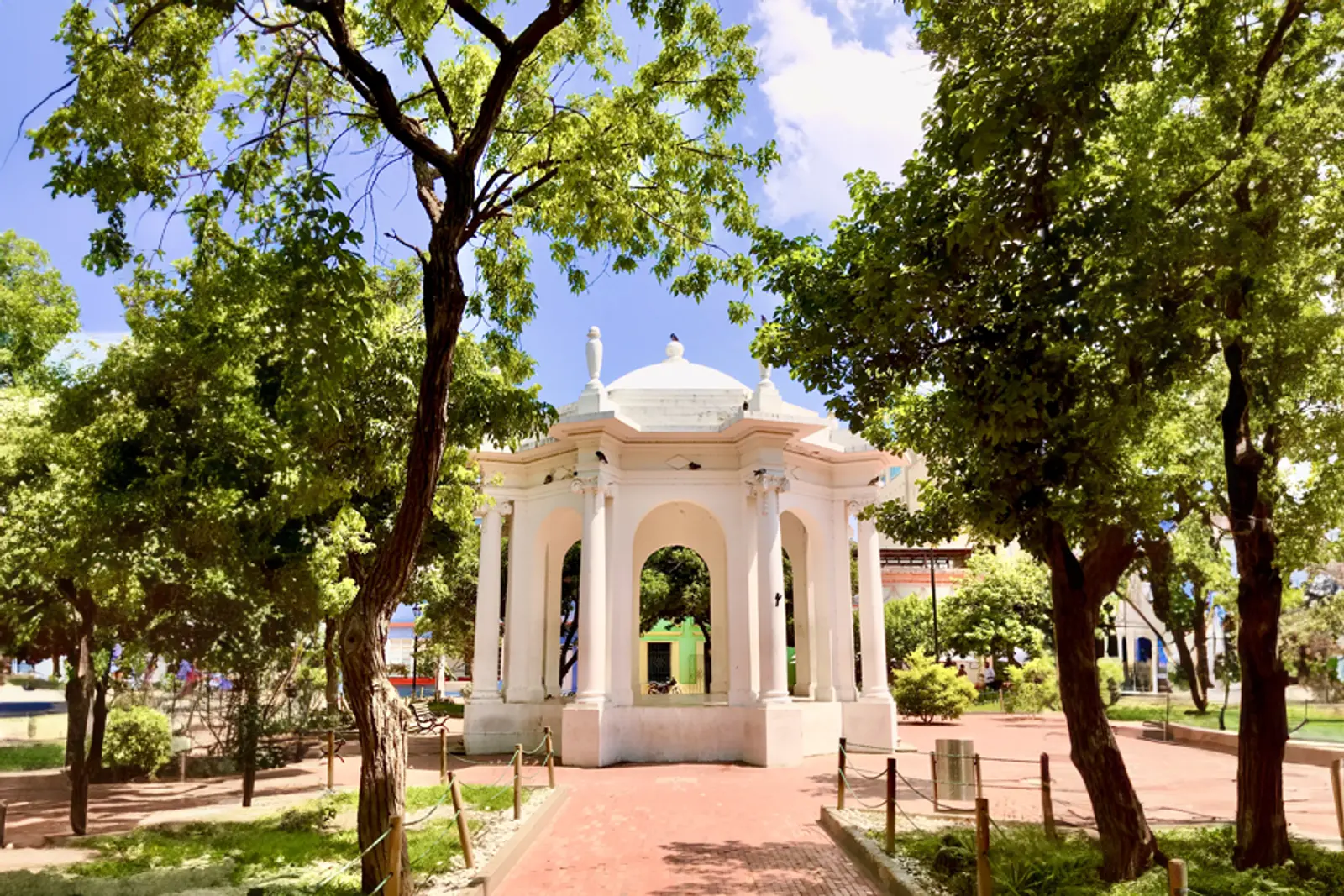 Estructura colonial color blanco en un parque de Santa Marta 
