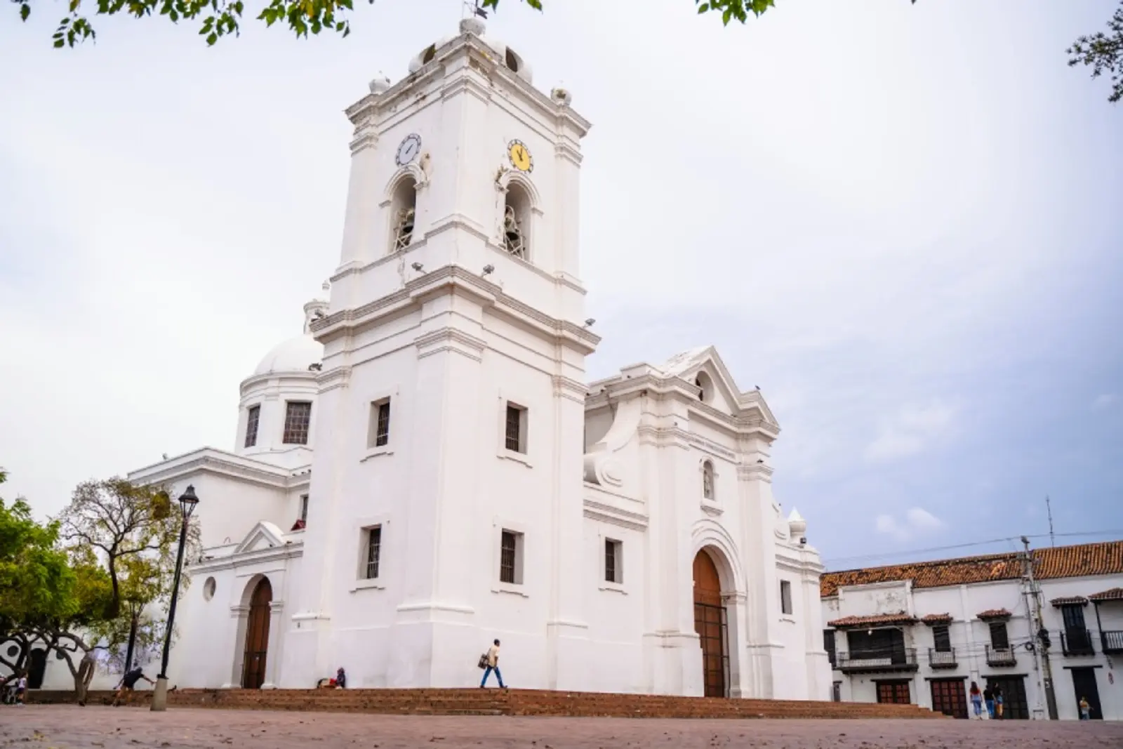 Catedral de arquitectura colonial color blanco en Santa Marta