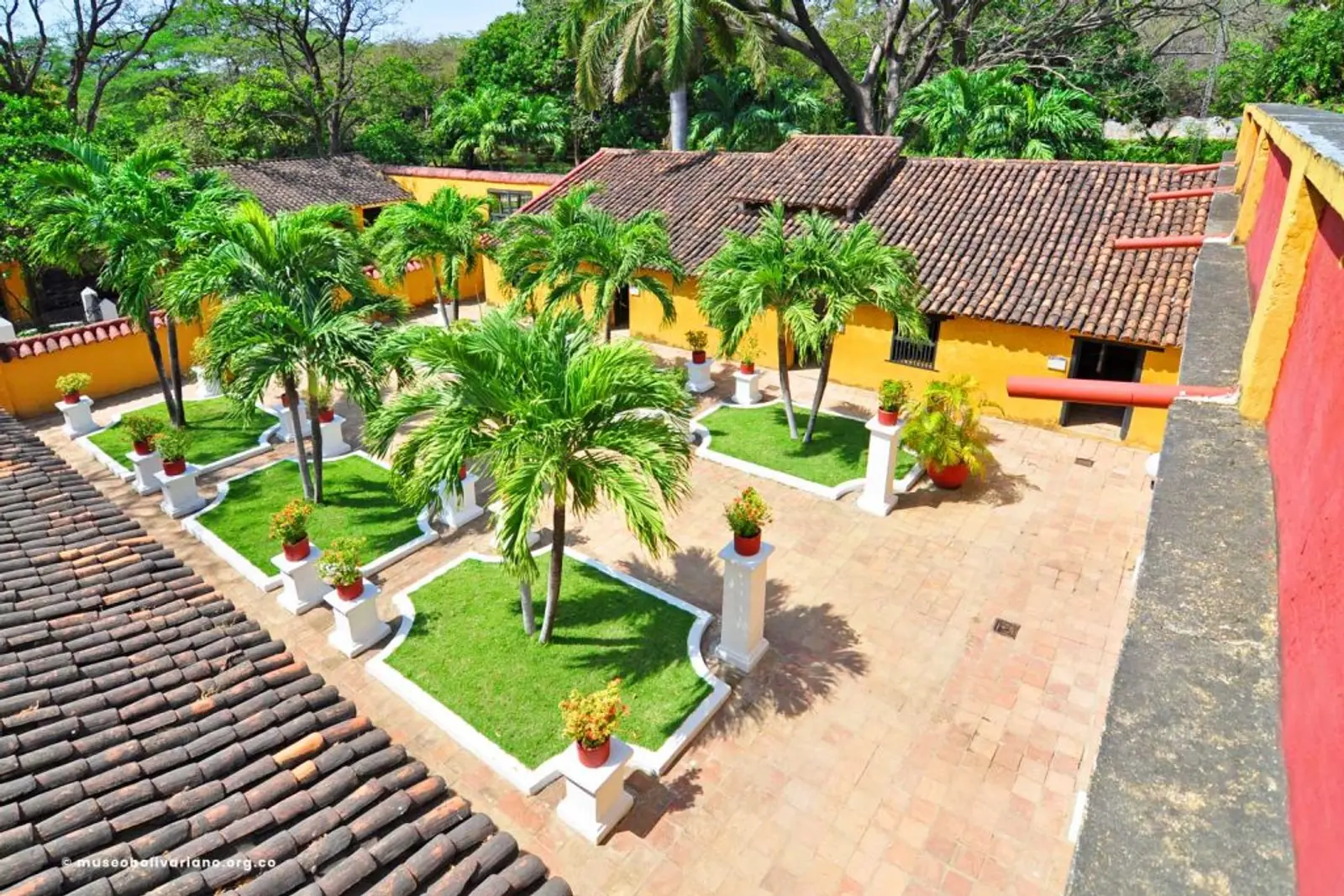 Patio de una quinta color amarillo cerca de Santa Marta