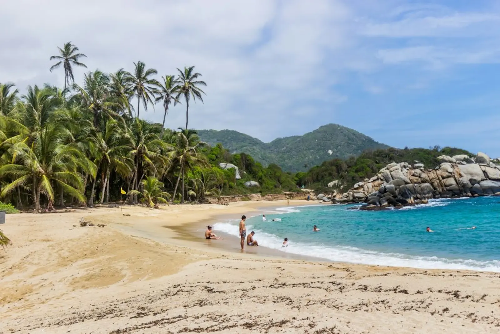 Playa en medio de un paisaje selvático cerca de Santa Marta en Colombia