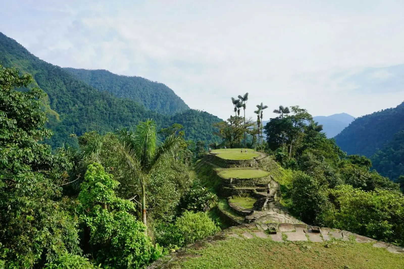 Ruinas de civilización antigua en medio de la selva cerca de Santa Marta