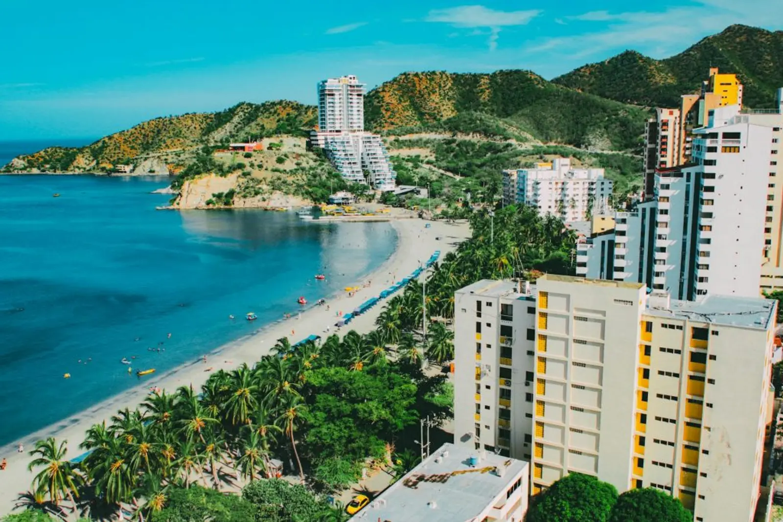 Playa y edificios en escenario selvático ciudad de Santa Marta