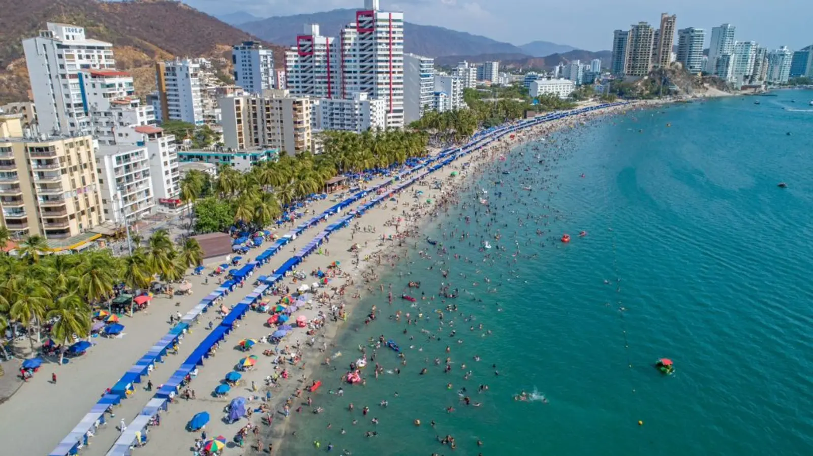 Playa y edificios en ciudad de Santa Marta en Colombia