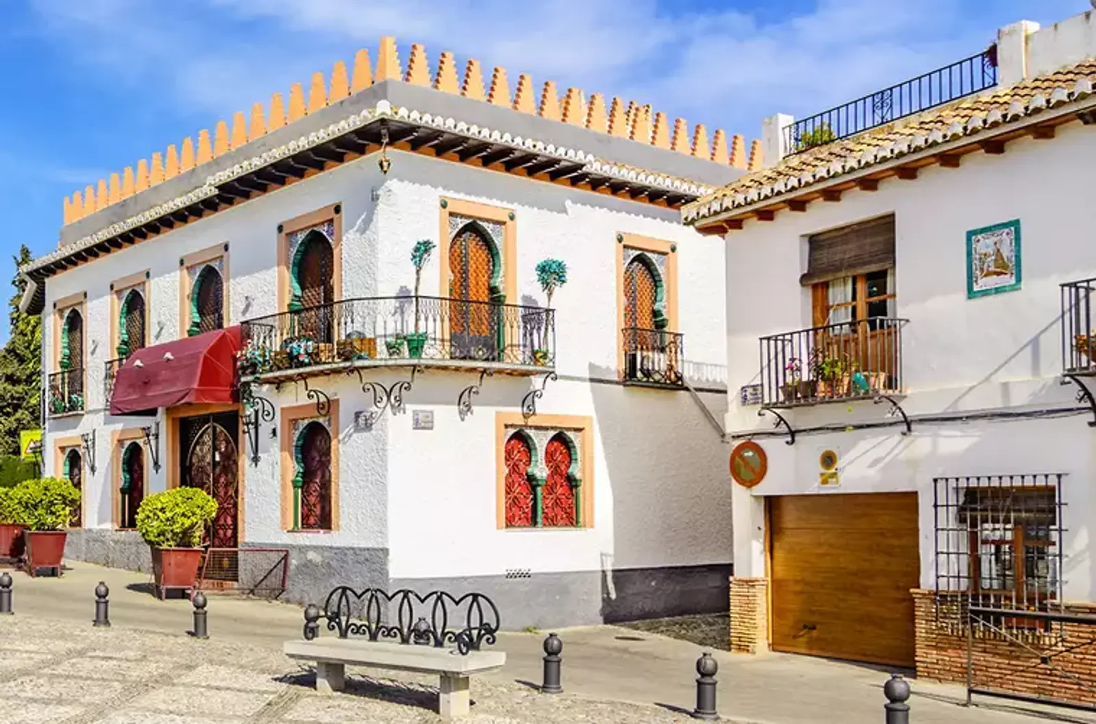 Edificios con arquitectura musulmán y española en la ciudad de Granada