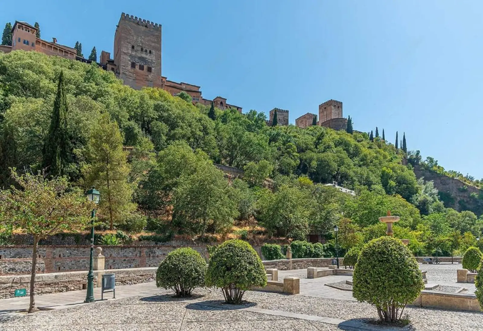 Castillo y árboles en una ladera en la ciudad de Granada