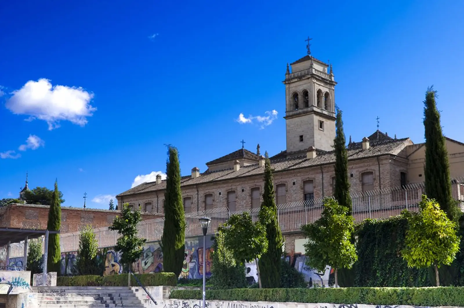 Monasterio en un día soleado en la ciudad de Granada