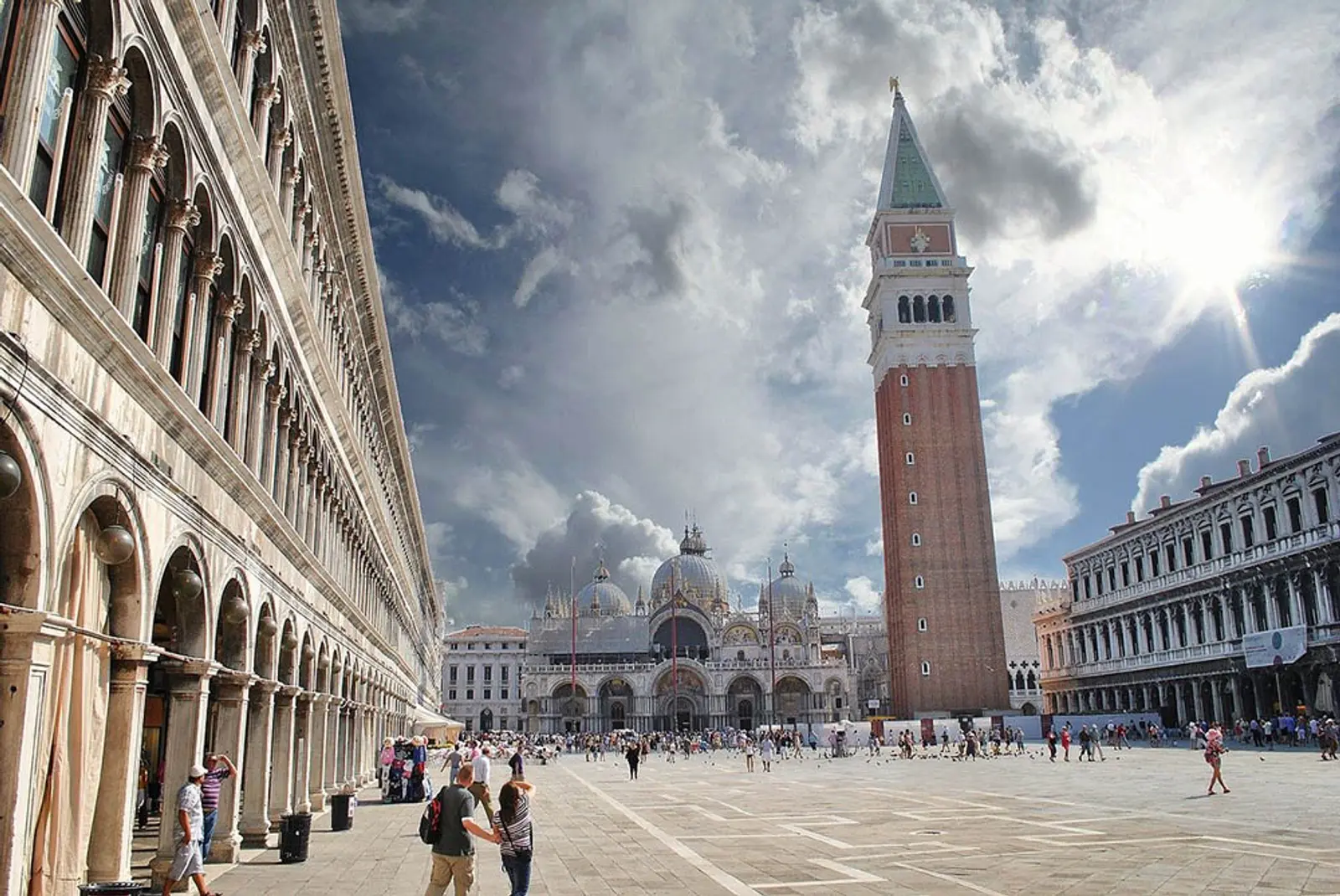 Plaza con cielo con nubes y sol en Venecia