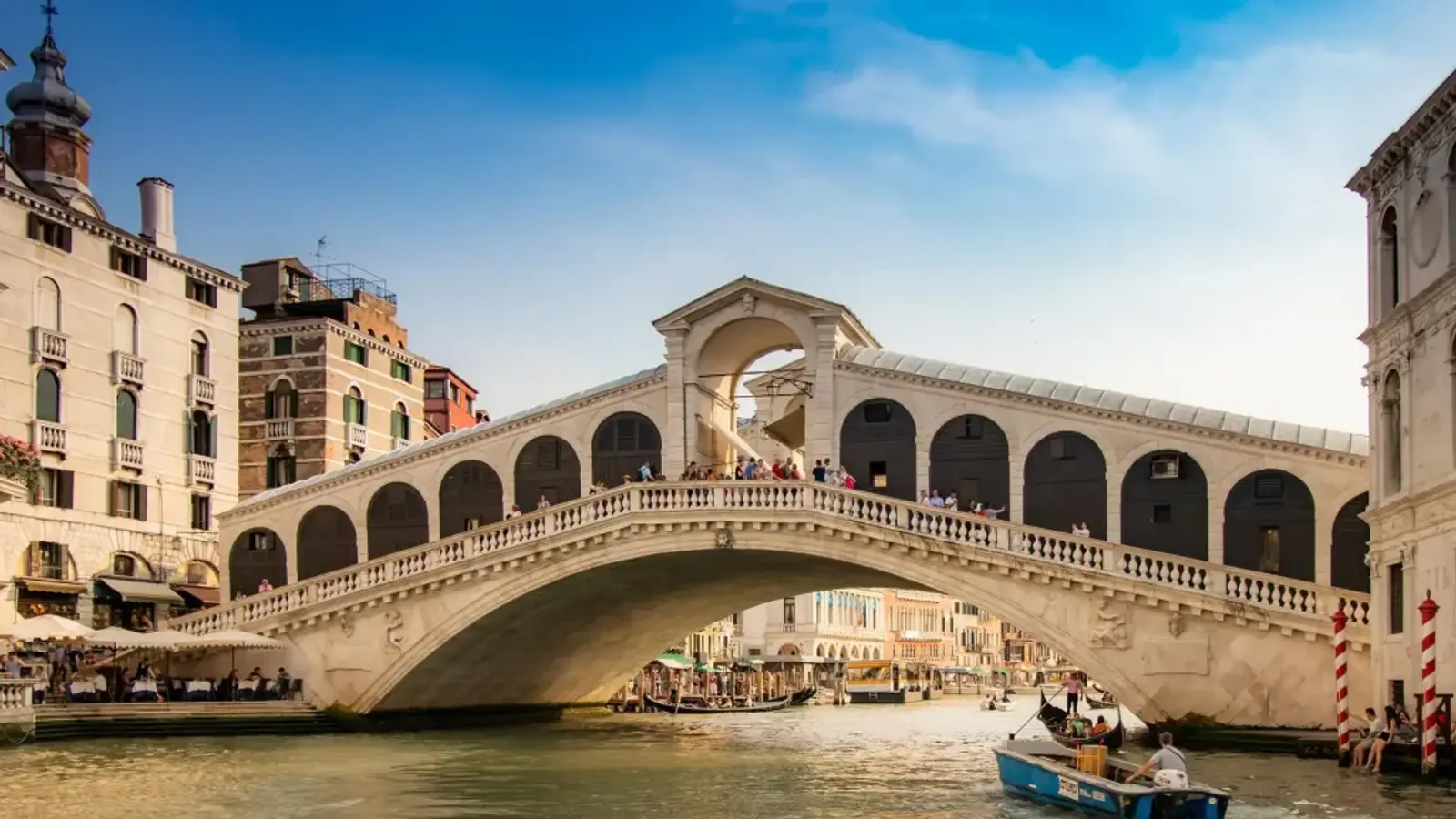 Puente por sobre canal de agua en Venecia