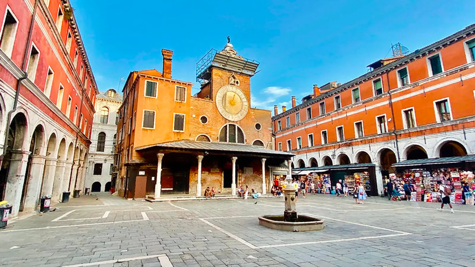 Plaza con arquitectura color naranja en Venecia