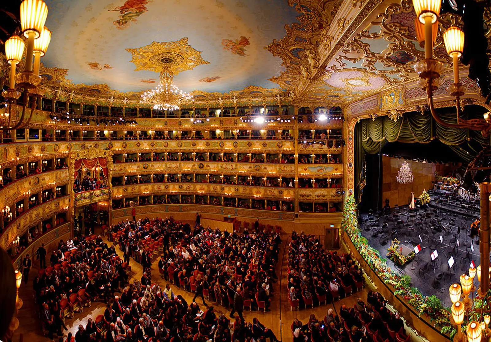 Teatro completo de personas en Venecia