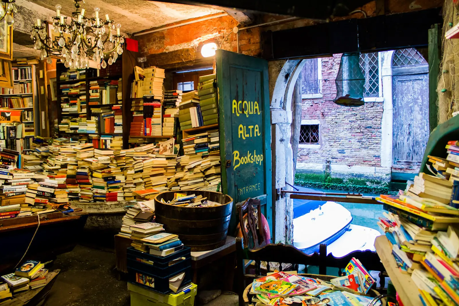 Libreria llena de libros frente a un canal de agua en Venecia